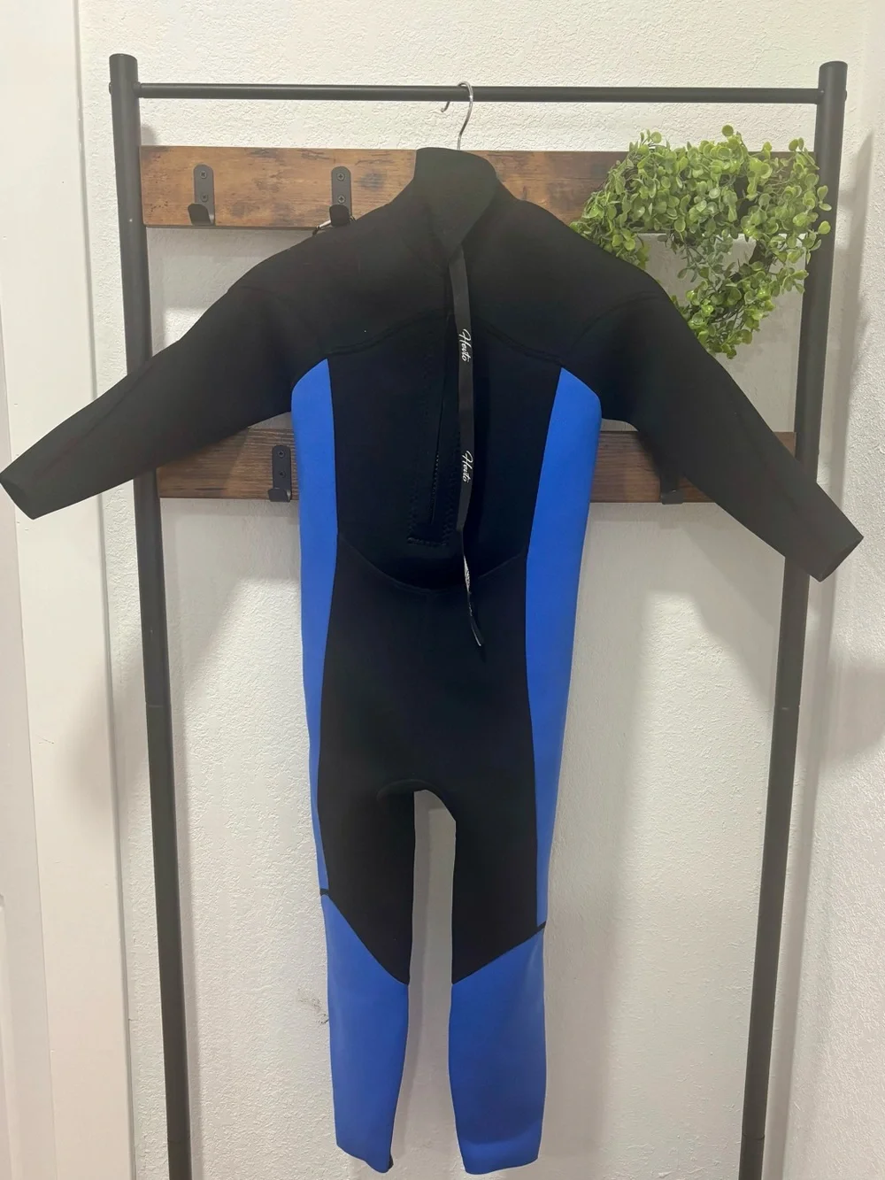 Hevto Hero Kids Neoprene Wet Suit w/ back zipper pull in Black/Blue Boy’s Size 8